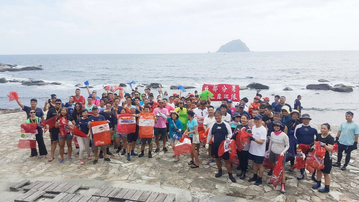 基隆市環保局也響應無塑生活，今(9)日在和平島公園舉辦淨灘。 圖：基隆市環保局/提供