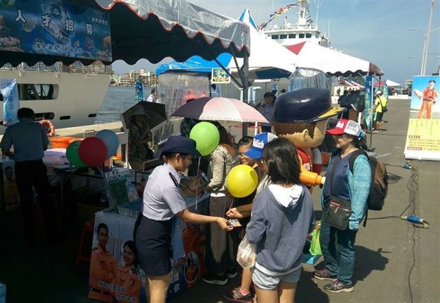 018年世界海洋日慶祝活動今(9)天在高雄新濱碼頭舉行。海洋委員會主委黃煌煇盼藉活動提升國人永續海洋意識，讓海洋保育理念深植人心。 圖：海洋委員會提供