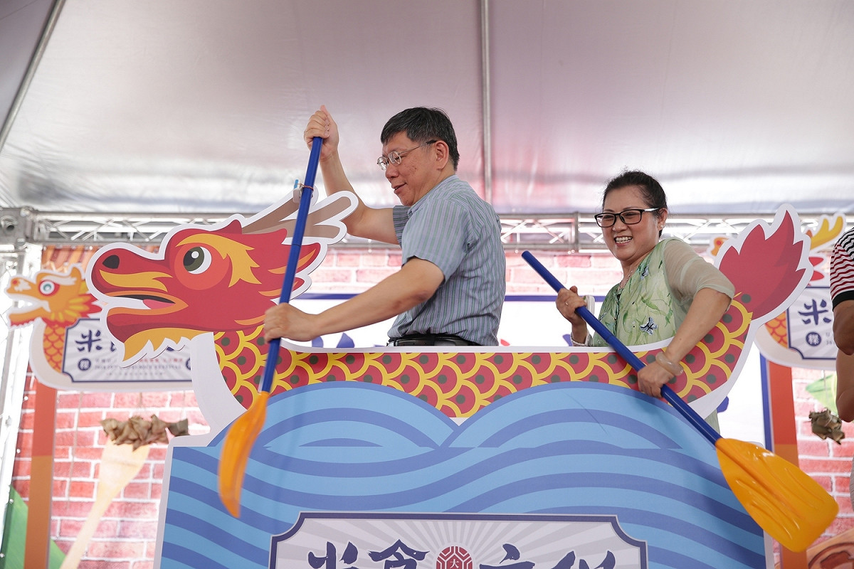 市長柯文哲與商圈理事長體驗陸上划龍舟競賽。 圖：台北市政府/提供