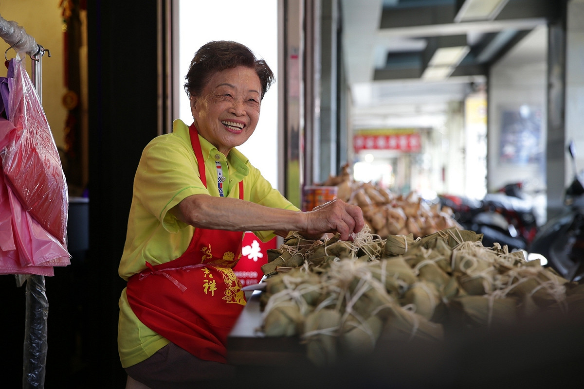 大橋頭延三商圈「米食吃透透」活動提供特色米食讓民眾免費品嚐。 圖：台北市政府/提供