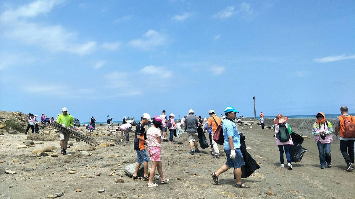 桃園市今(9)日舉行淨灘活動。 圖：桃園市環保局/提供