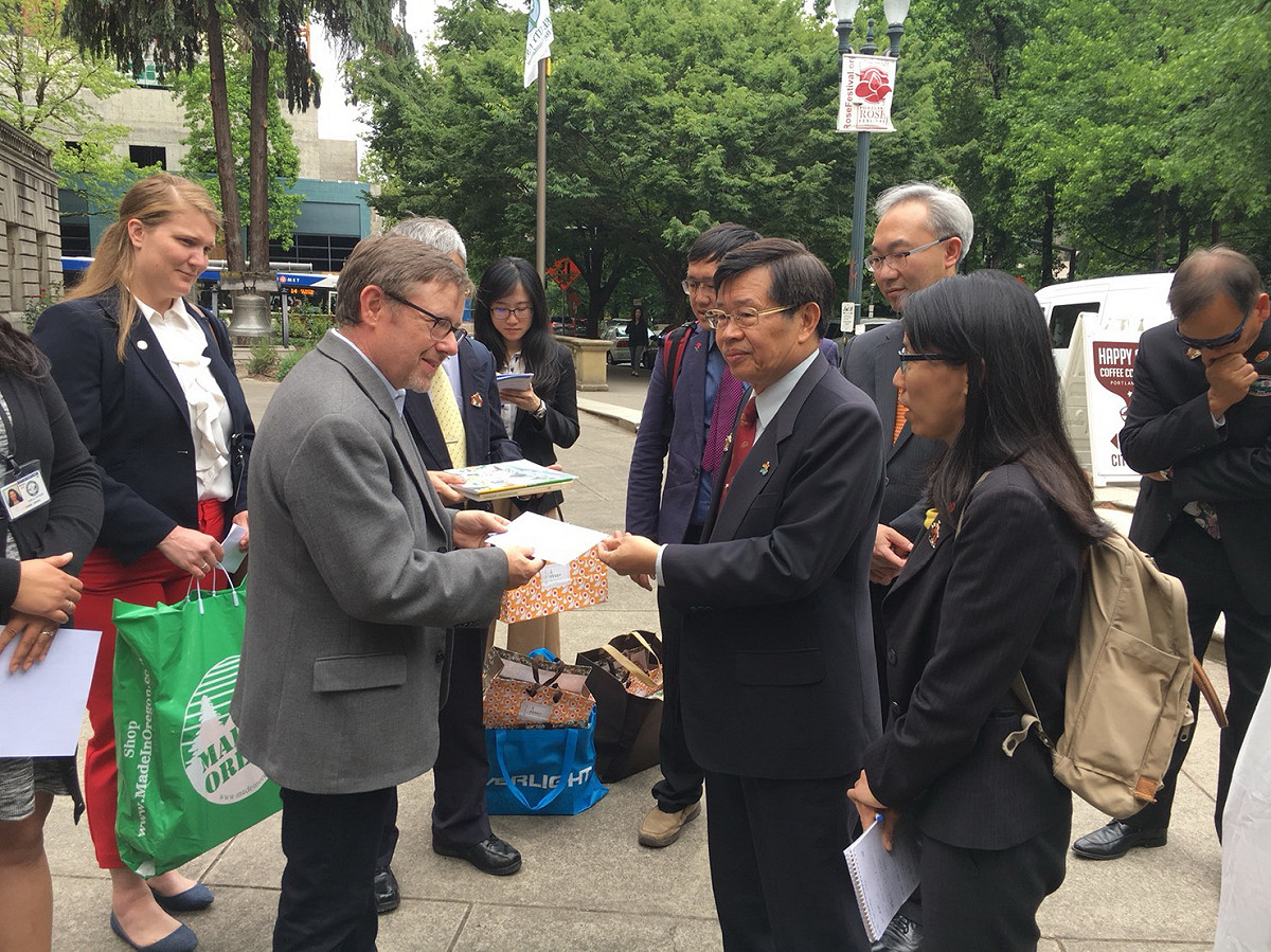 高雄市副市長楊明州昨(8)日率團到美國姊妹市波特蘭拜訪，高雄目標以輕軌打造宜居港灣城市，與波特蘭交通局進行交流，互相分享生態交通改造經驗。 圖：高雄市政府/提供