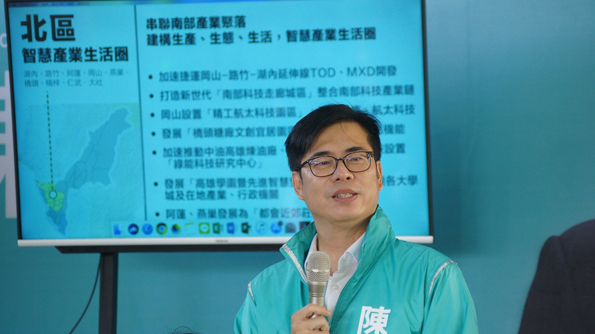 陳其邁表示，橋頭是民主聖地，陳菊市長任內對橋頭用心很深，未來，橋頭新市鎮要做橋頭科學園區，吸引高科技產業進駐，從台南南科、高雄岡山螺絲、航太聚落、路竹科學園區，連接到楠梓加工區、楠梓中油五輕的兩百多公頃土地打造綠能產業，形成北高雄產業鏈。 圖：陳其邁辦公室/提供