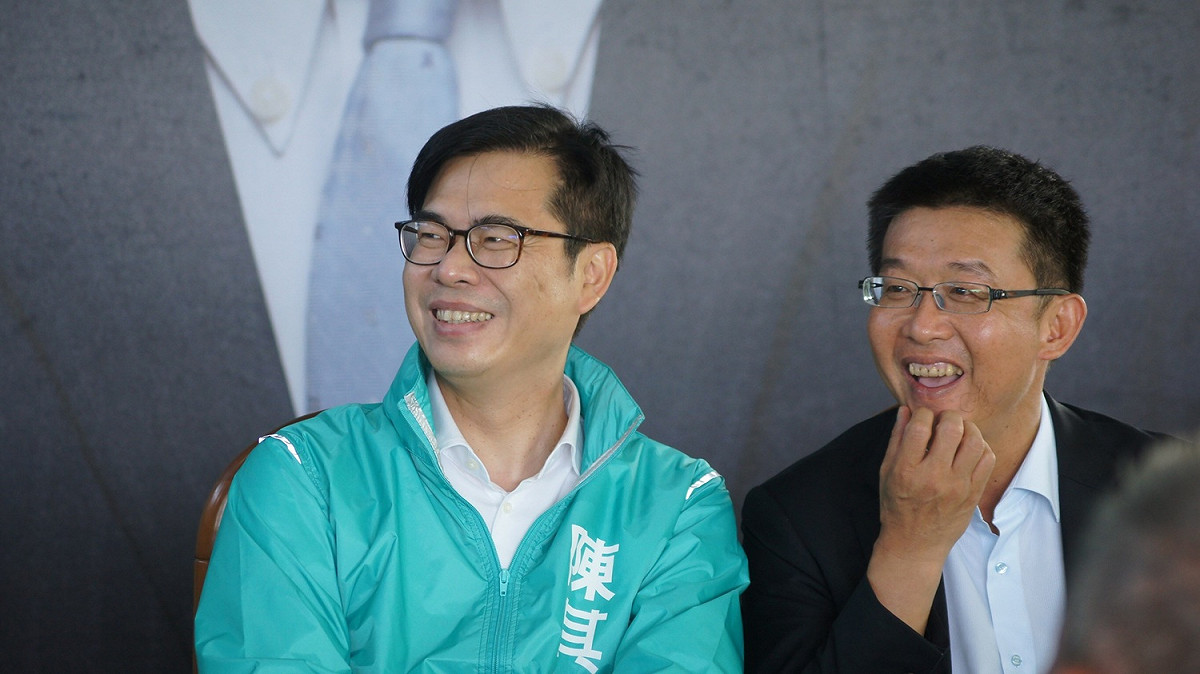 陳其邁表示，未來將在菊姊的施政基礎之上，全力發展橋頭、仁武地區，加速縫合城鄉差距。在場支持者均高喊大團結要勝選！「議會過半，議員紅不讓」！ 圖：陳其邁辦公室/提供