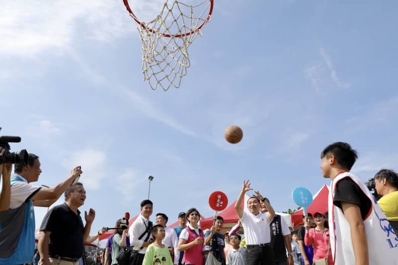 侯友宜接連挑戰各式球類運動，還有小小粉絲驚呼「侯友宜也來跟我們玩耶！」 圖：侯友宜辦公室/提供