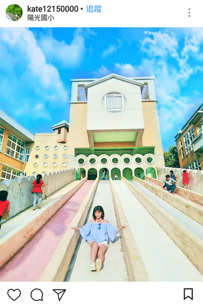 新竹市陽光國小裡走進校園內更有一處乍看之下以為是水上樂園滑水道搬進國小，帶點粉色的的長型溜滑梯，共有5個滑道，校園內還有許多裝置藝術可以拍照，讓你拍照按鈕停不下來！ 圖：翻攝自instrgram／kate12150000開放權限