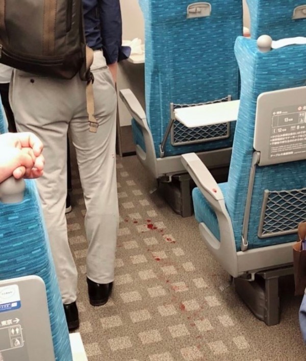 日本新幹線驚傳隨機砍人事件，現場留有被砍受害人血跡。 圖/翻攝自推特