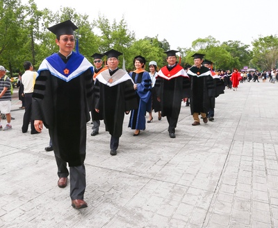 台灣大學10日舉行畢業典禮，代理校長郭大維（前）帶領師長們準備進入會場。 圖/中央社