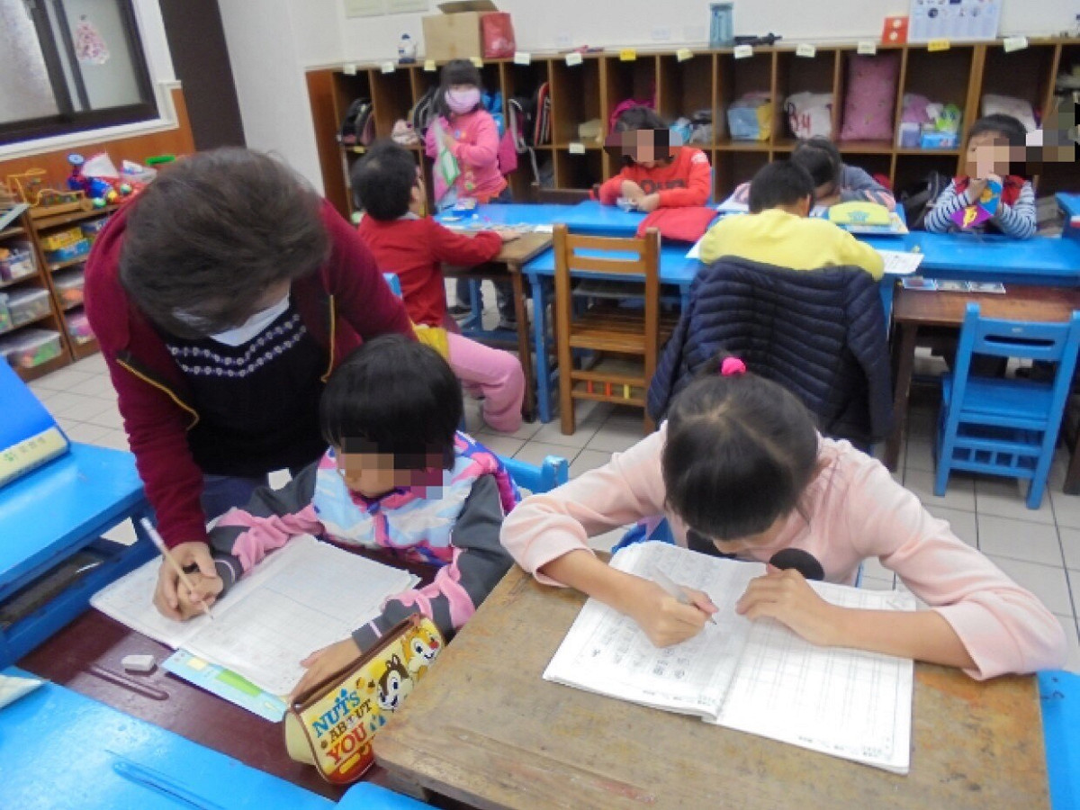 台中市政府教育局每年挹注約11億元經費於獎補助措施，提供就學費用補助、課後照顧服務等，並推動寒暑假及例假日安心午餐券補助政策、貧困學生午餐經費補助，讓學生不會因家庭經濟弱勢而影響就學，鼓勵適性發展創造未來。 圖：台中市政府/提供