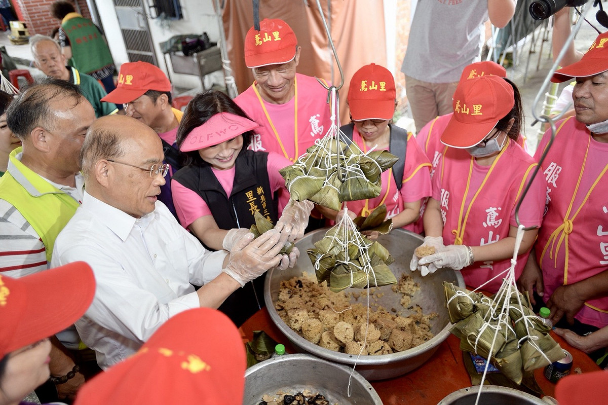 蘇貞昌與議員彭成龍、議員參選人曾進益、廖宜琨和志工們包粽子做愛心，預計將送出三千顆粽子予三峽區低收入戶。  圖：蘇貞昌競選辦公室/提供
