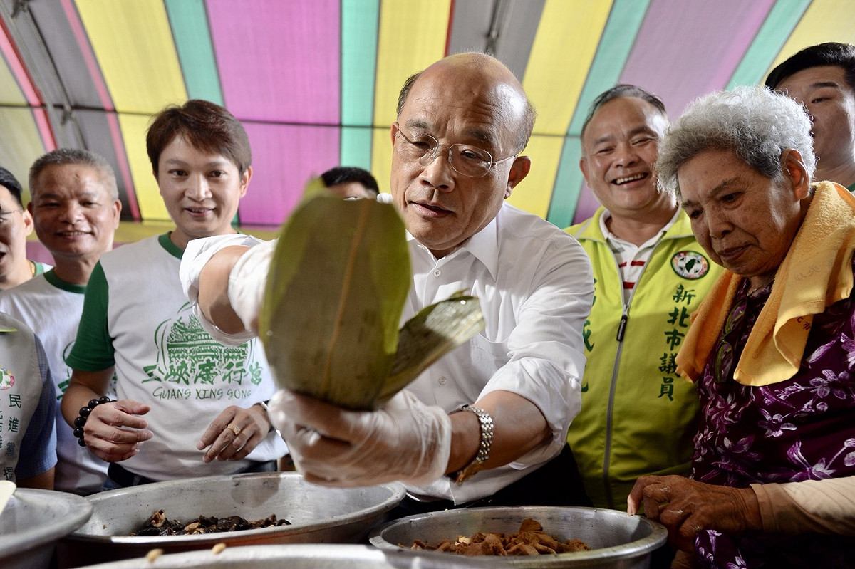 蘇貞昌專心包粽子，架勢十足。 圖：蘇貞昌競選辦公室/提供