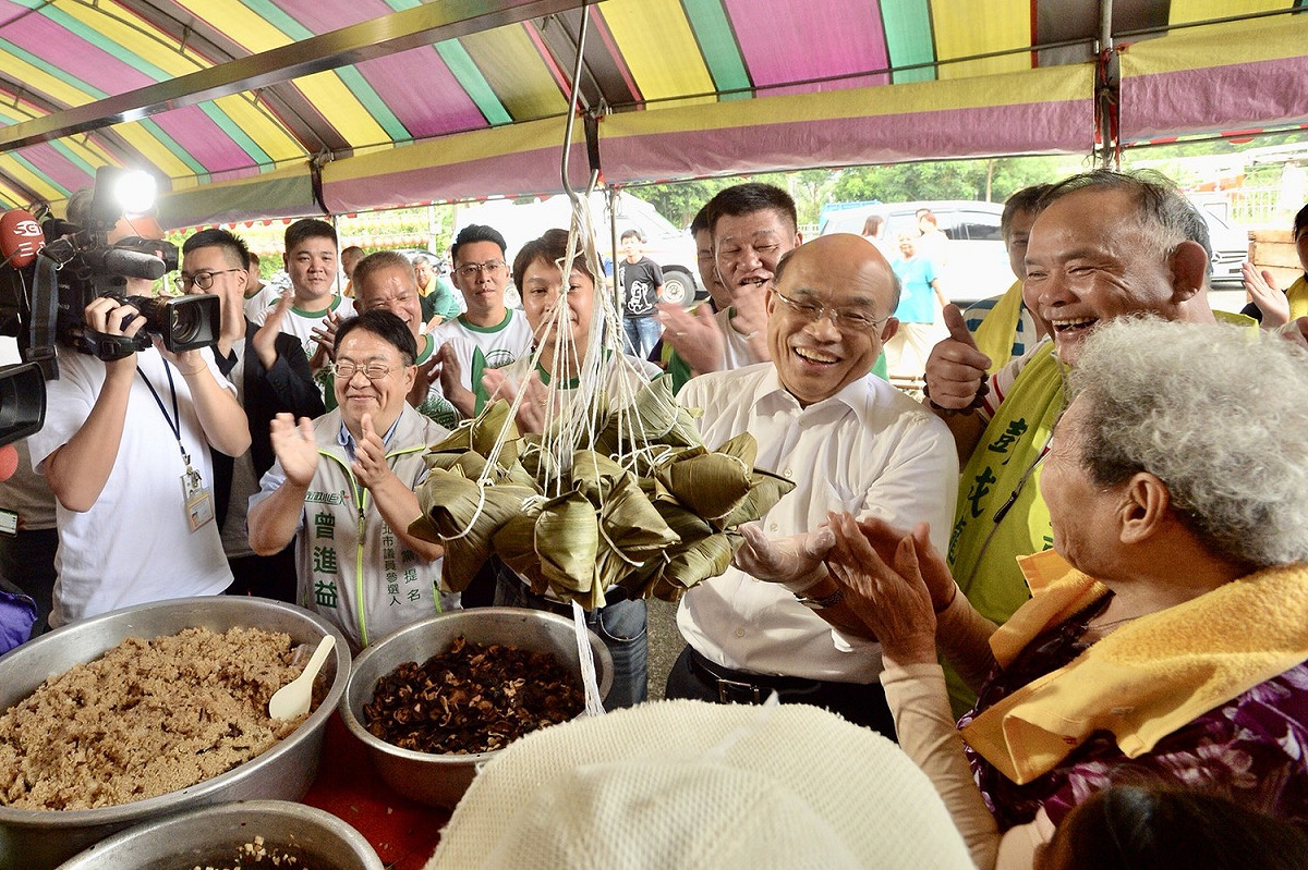 蘇貞昌說，自己雖然不太會煮粽米，常常煮太多，但認包粽子這件事「包起來還是有七分樣」。 圖：蘇貞昌競選辦公室/提供