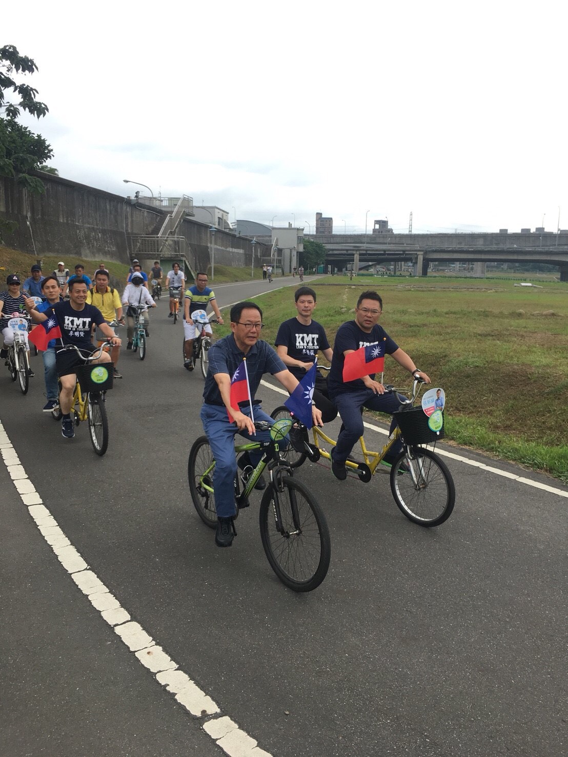 丁守中與多位市議員參選人前往基隆河岸騎乘協力車。 圖：丁守中辦公室提供