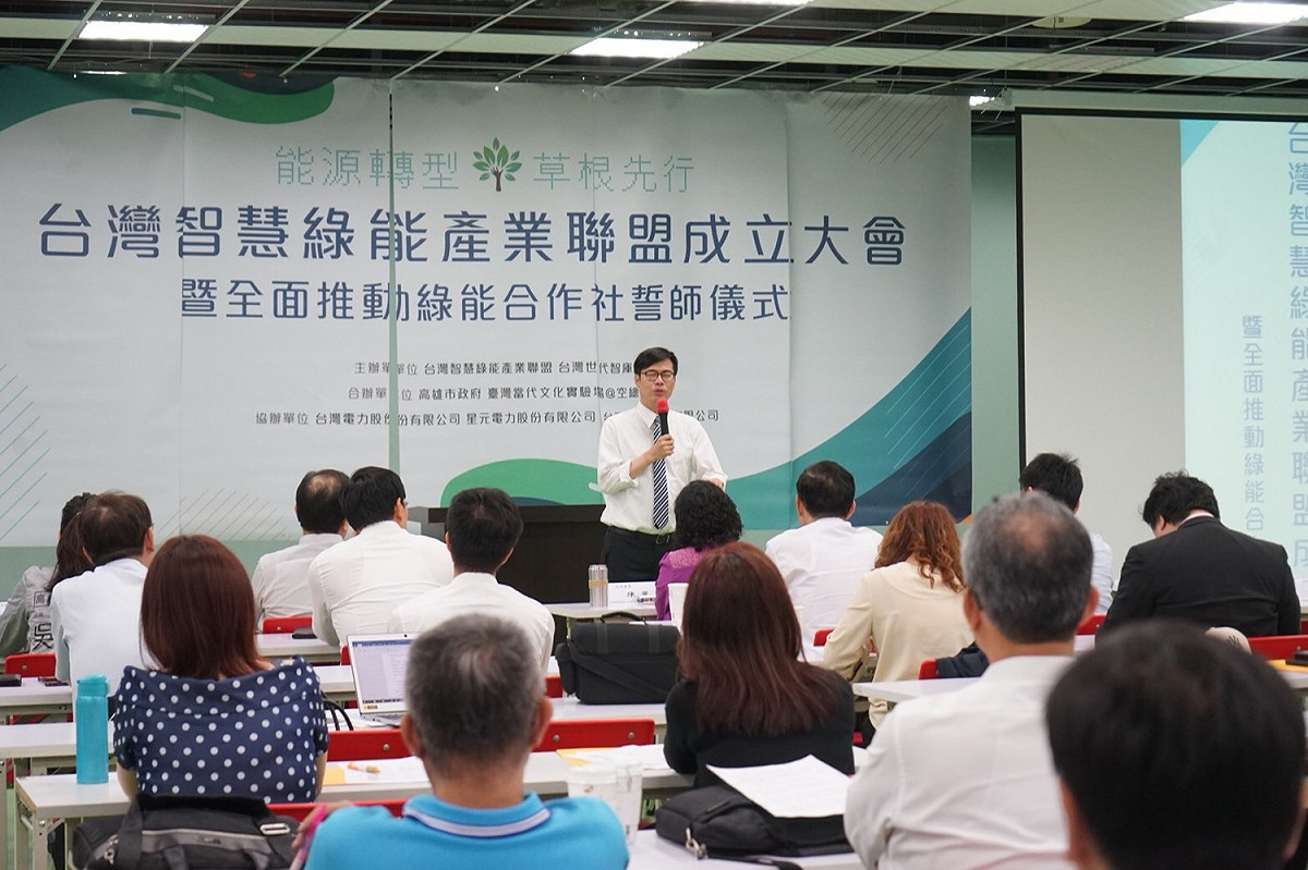 陳其邁說，如果未來有機會擔任市長，將整合資源，透過修法、行政法規及財務協助，幫助新創公司成立並投資綠能產業，並運用功能性的財政政策，讓民間資源投入新創事業和綠能產業。 圖：陳其邁辦公室/提供