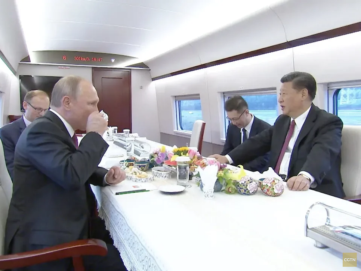 蒲亭與中國國家主席習近平從北京一同搭高鐵前往天津時在列車上的談話，以及兩人共同品嚐點心、蒲亭親手捏出狗不理包子等畫面，更成為中國媒體及網路反覆熱播的畫面。 圖：翻攝自Youtube