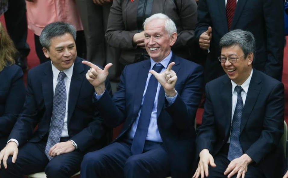 美國在台協會（AIT）主席莫健(中)率團今日訪台。 圖：新頭殼資料照片