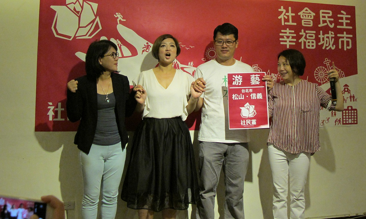呂欣潔（左二）、游藝（右二）、范雲（右一）等人手牽手高喊「游藝凍蒜、凍蒜」。 圖：林朝億/攝