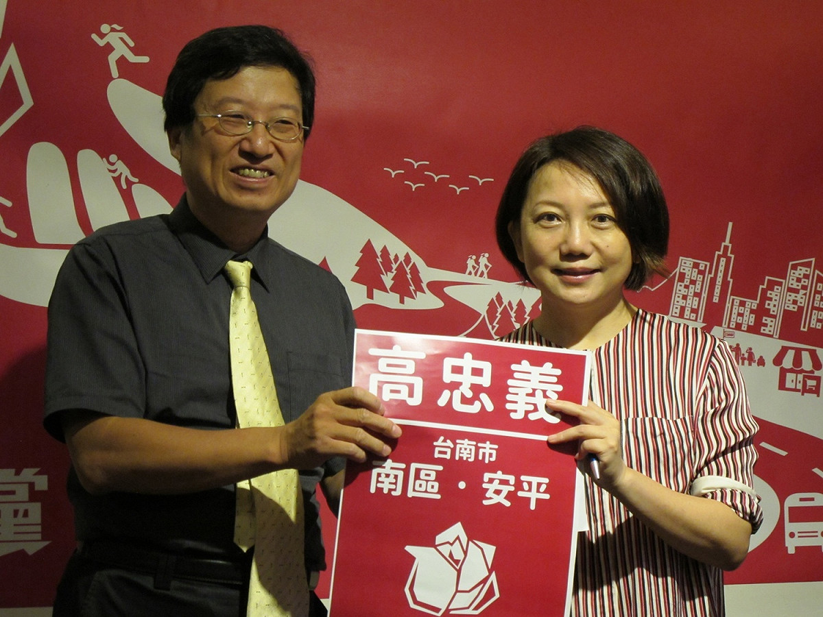 社民黨召集人范雲11日推薦台南南區、安南區市議員高忠義（左）。 圖：林朝億/攝