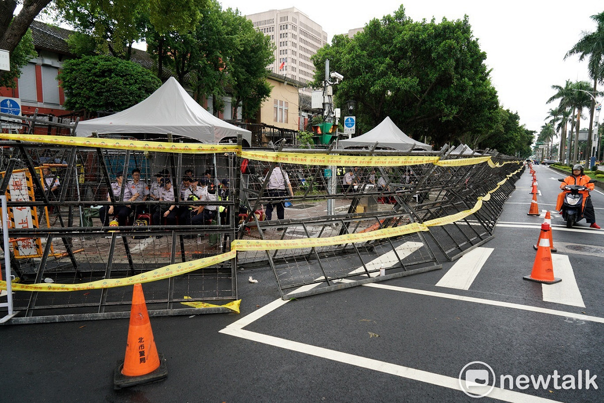八百壯士今天繼續抗議軍人年改案，立法院外架設重重拒馬。 圖：張良一/攝