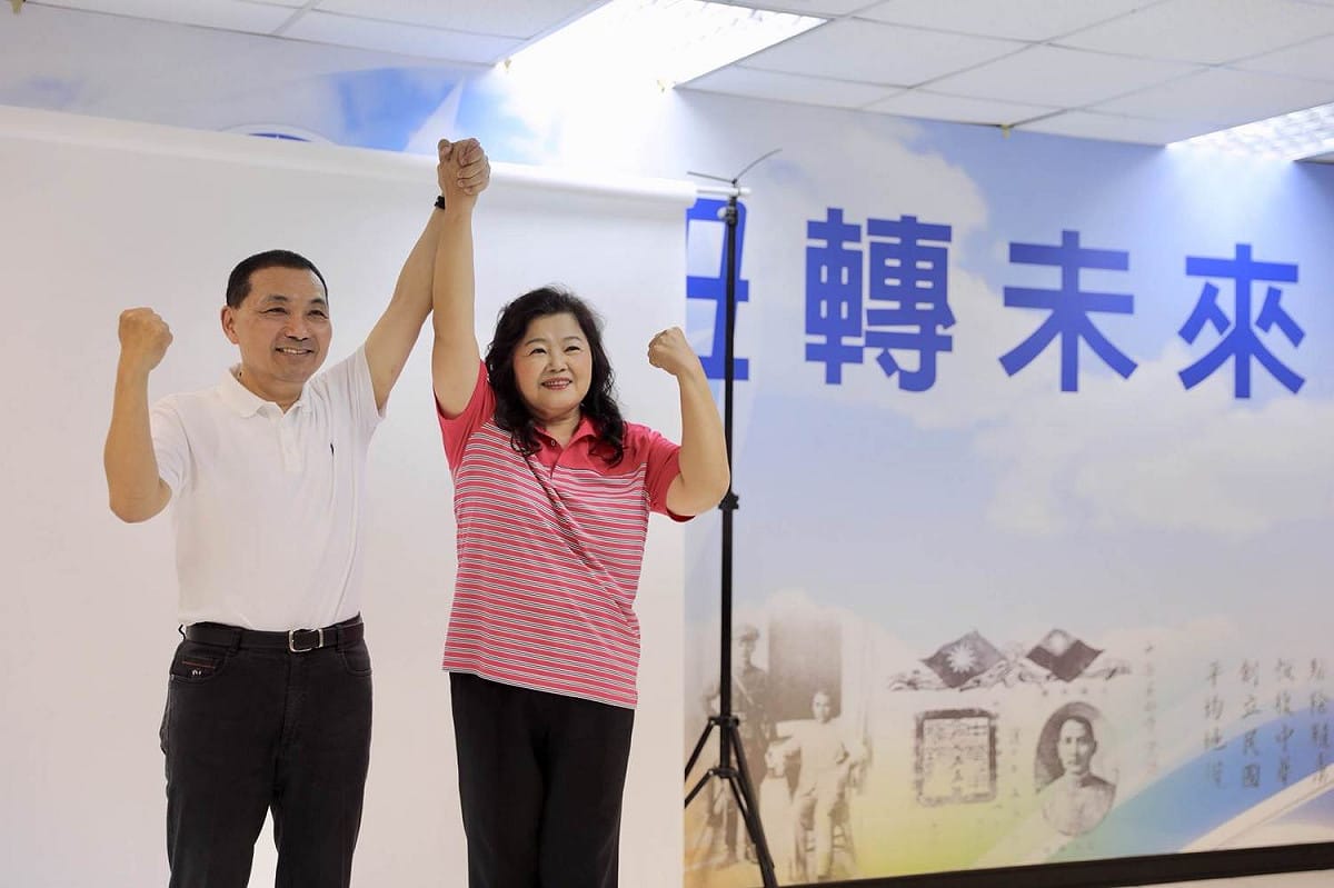 侯友宜與議員王明麗(土樹三鶯選區)合拍宣傳照。 圖:侯友宜競選辦公室/提供