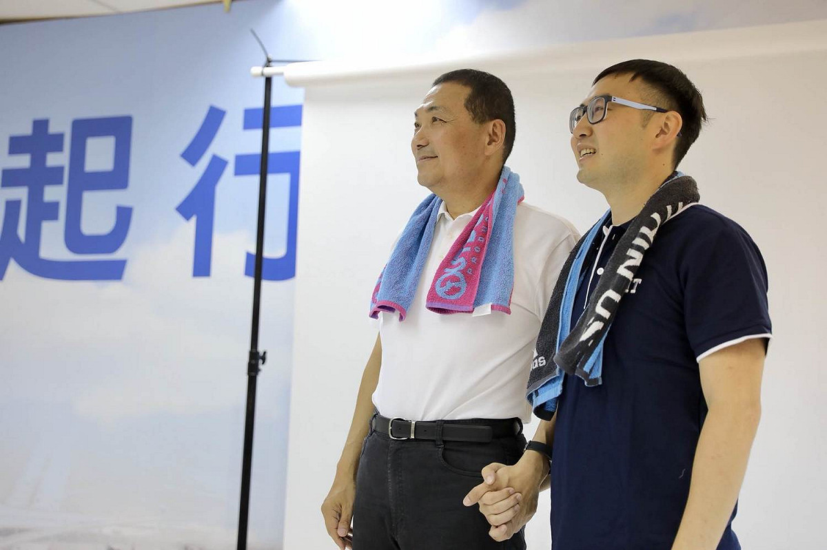 侯友宜與第十選區(金山、萬里、汐止）議員參選人廖先翔合拍宣傳照。 圖:侯友宜競選辦公室/提供