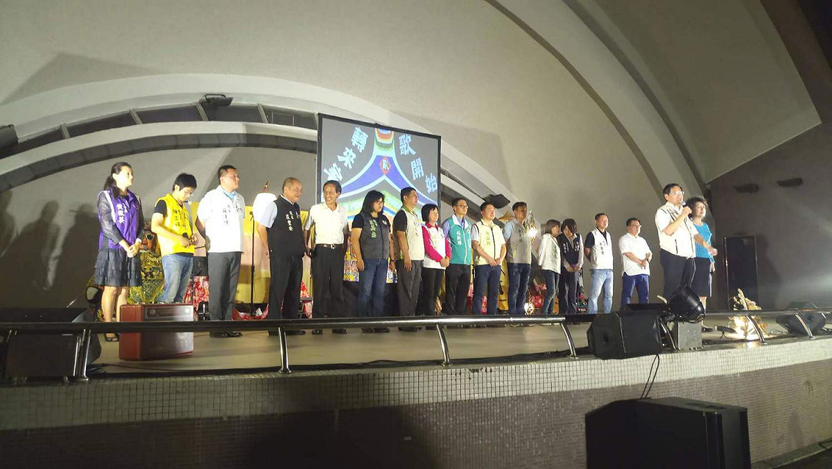 涂醒哲成立「台灣隊」，10名現任市議員身後排成一列力挺。 圖：涂醒哲競選團隊/提供