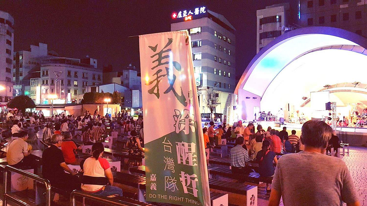涂醒哲成立「台灣隊」，宣佈與市議員聯合作戰，旗幟飄揚，聲勢浩大。 圖：涂醒哲競選團隊/提供