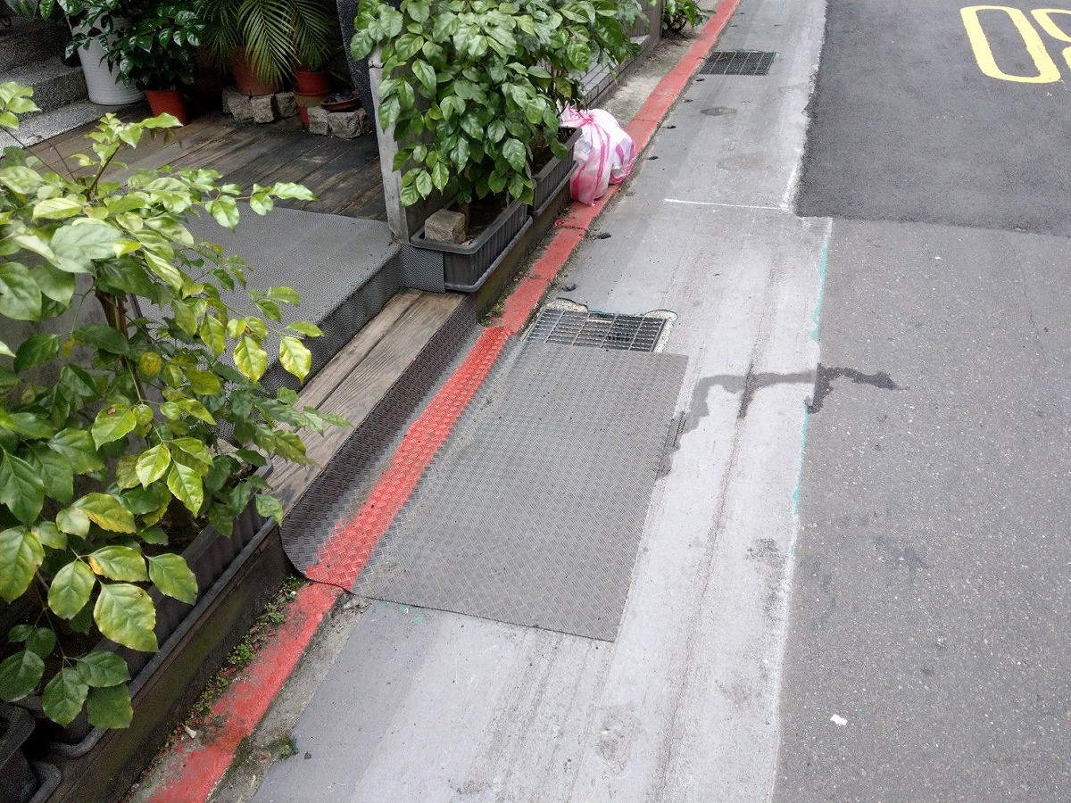 要記得清空側溝溝蓋板上方，因為上面常覆蓋盆栽、腳踏墊、塑膠板和樹葉等，都會妨礙到雨水收集，使得雨水無法順暢地排往幹線，造成道路短暫積水。 圖：台北市政府／提供