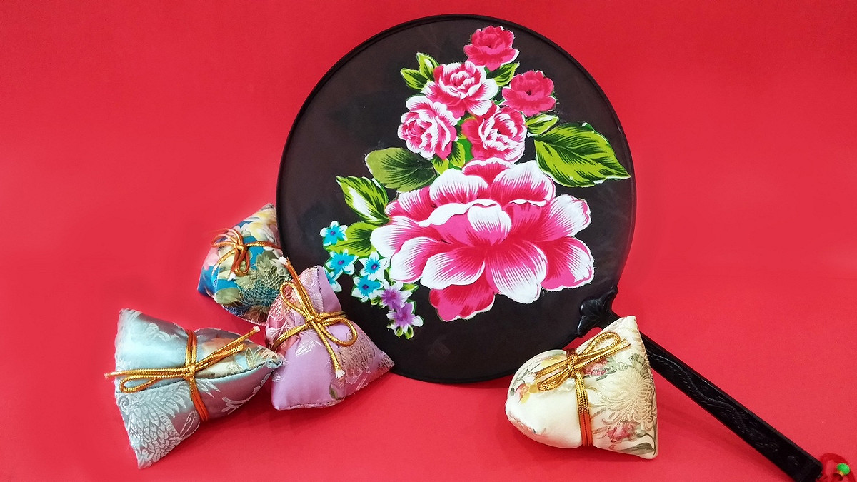 今年的活動在端午連假第1天，現場發號碼牌，自上午9時30分起，教大家體驗手做香包。 圖：台北市政府／提供