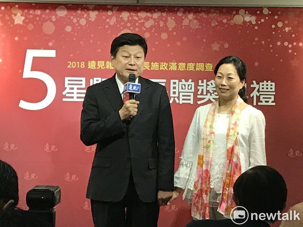 花蓮縣長傅崐萁（左）今日領取五星縣長獎，不忘拉抬下屆要參選花蓮縣長的妻子、國民黨立委徐榛蔚（右）。 圖：周煊惠 / 攝