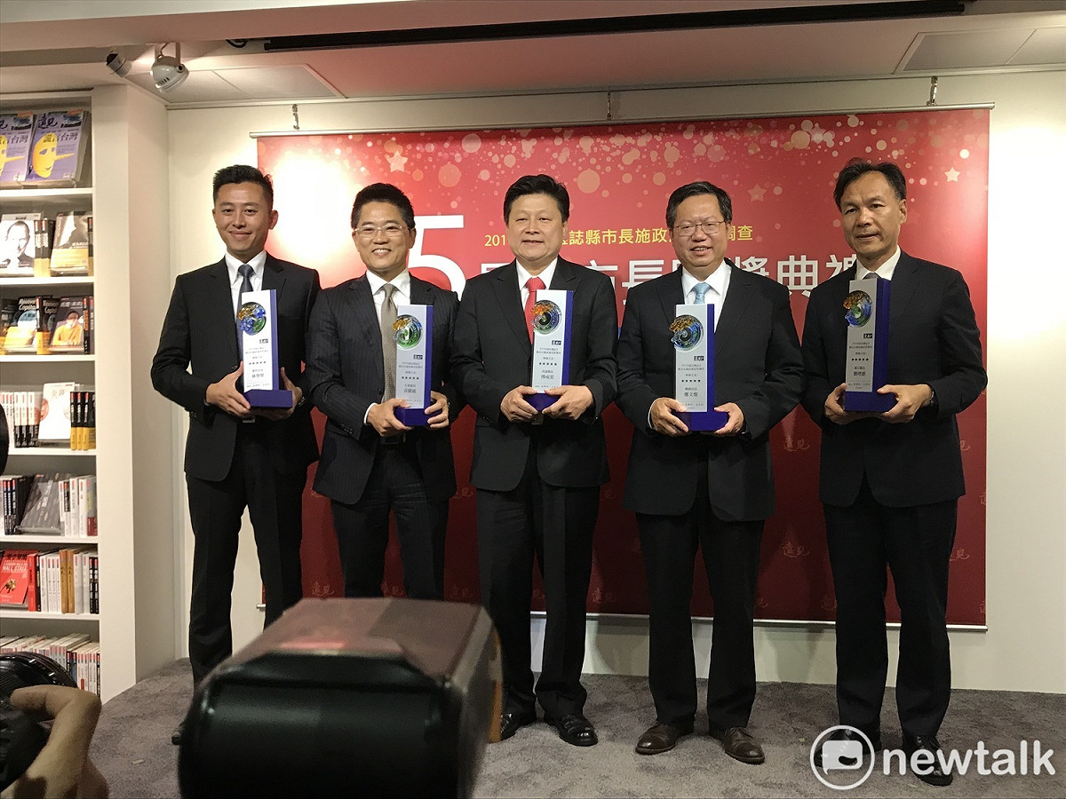 2018縣市長施政滿意度大調查 五星縣市長贈獎典禮今日登場，新竹市長林智堅（左起）、台東縣長黃健庭、花蓮縣長傅崐萁、桃園市長鄭文燦、連江縣長劉增應。 圖：周煊惠 / 攝