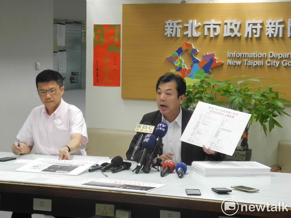 新北市發言人張其強 (左)、環保局長劉和然開記者會，反擊蘇貞昌在A7合宜住宅汙水案說謊、騙人。 
 圖：王峻昌/攝