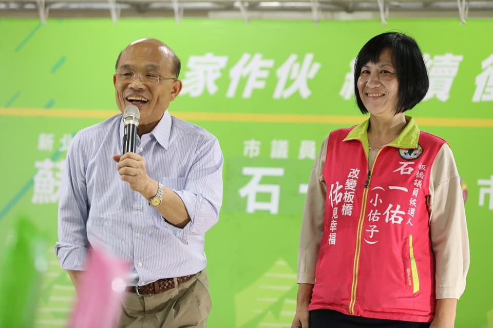 蘇貞昌向板橋市民推薦議員參選人石一佑。 圖：蘇貞昌競選辦公室/提供