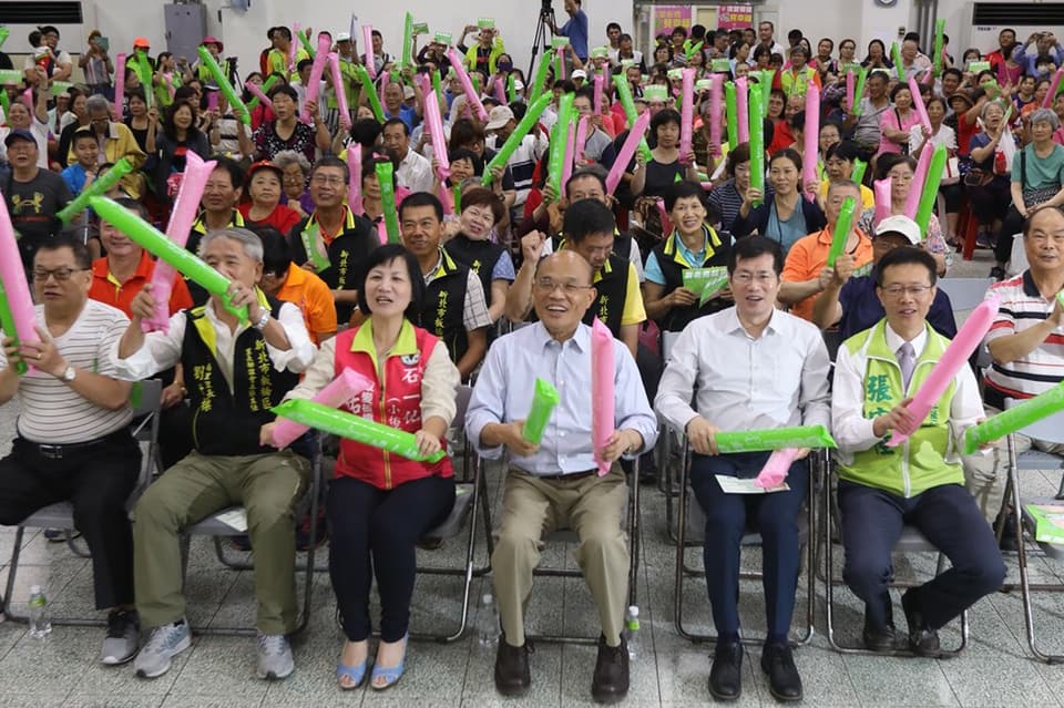 蘇貞昌開心地與民眾互動。 圖：蘇貞昌競選辦公室/提供
