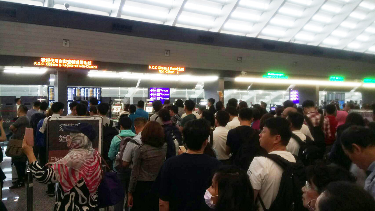 桃機一航自動查驗通關處人頭鑽動，旅客心急等著出關搭機。 圖：民眾提供