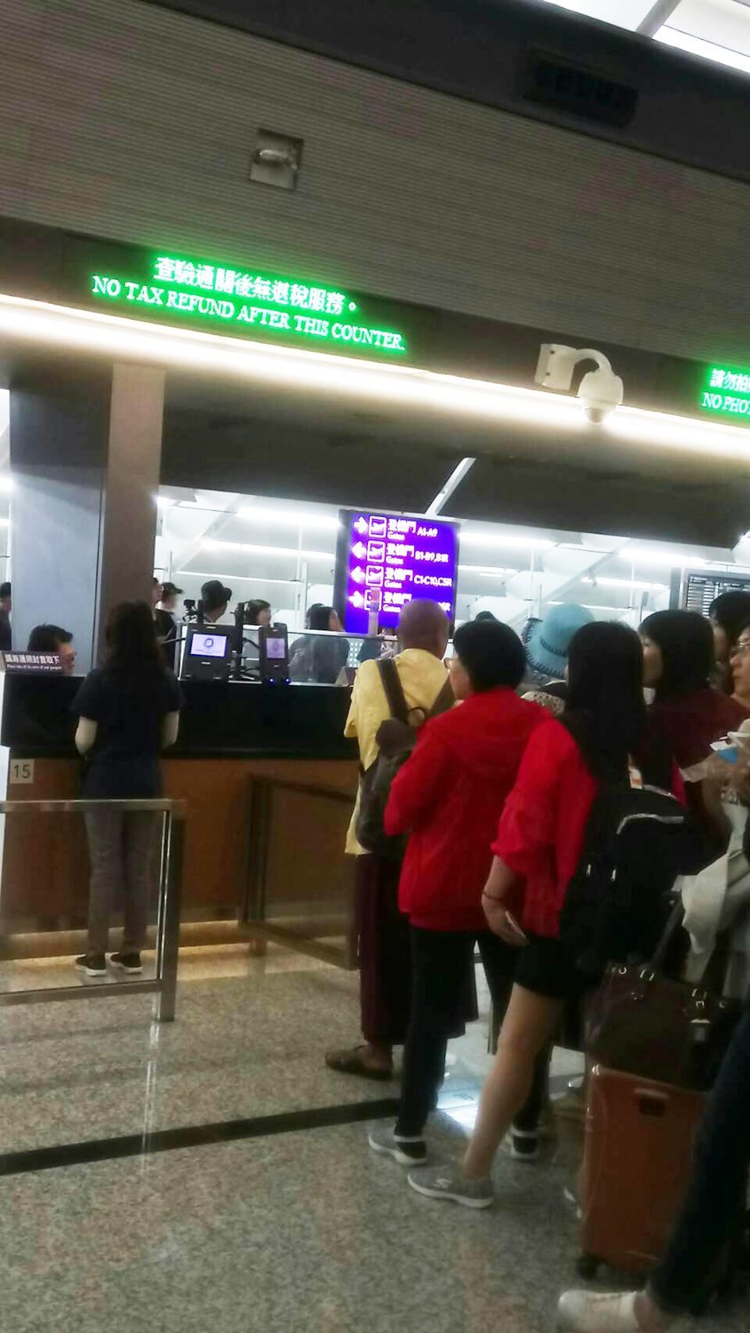 桃機一航自動查驗通關系統當機，民眾只能耐心等待人工處理。 圖：民眾提供