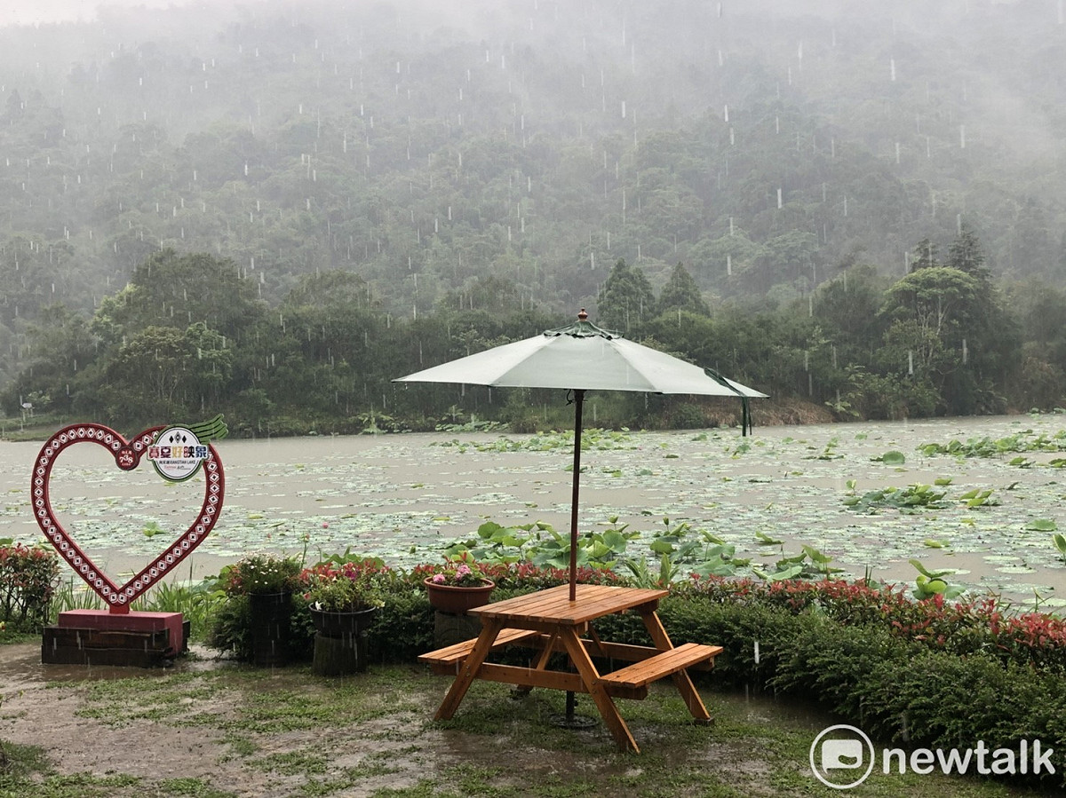 大雨中的向天湖也有不同的景緻。 唐復年/攝
