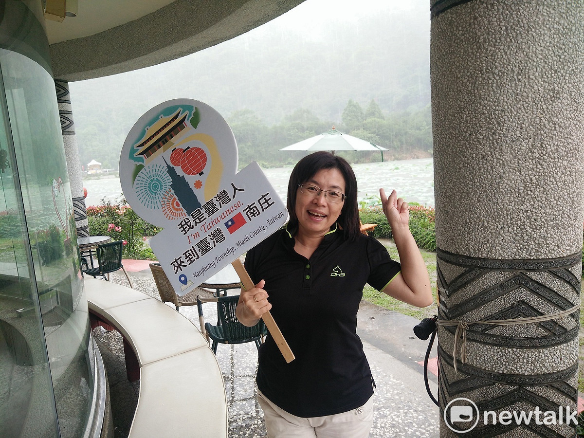 參山處在向天湖738文創餐坊提供手板供遊客拍照留念。 唐復年/攝
