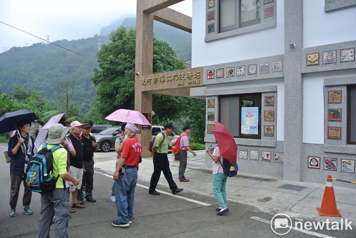 跟著耆老走訪東河社區，體驗不同文化。 唐復年/攝