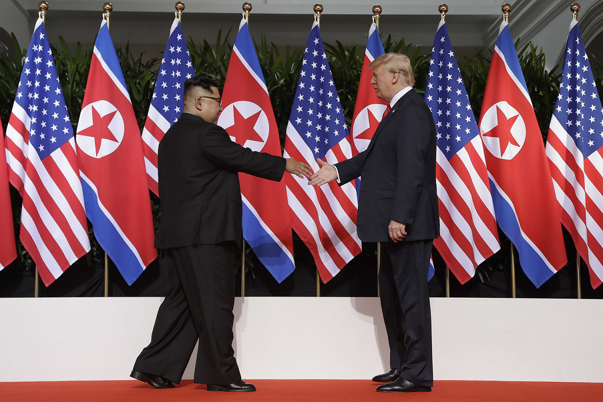 美國總統川普與朝鮮最高領導人金正恩在新加坡聖淘沙嘉佩樂飯店外見面握手合照。 圖：達志影像/美聯社