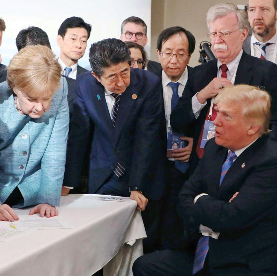 日本首相安倍晉三（前排中）近來常常與美國總統川普（右）會面，圖為2人日前都出席G7高峰會。 圖：翻攝日本首相官邸臉書