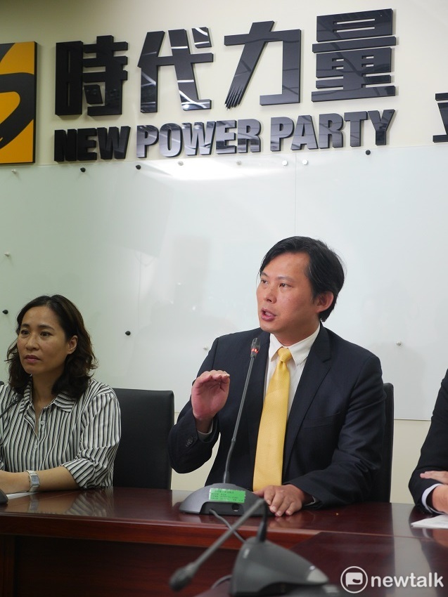 時代力量黨主席黃國昌近日向侯友宜、蘇貞昌下戰帖，要求就居住正義公開辯論。 圖：趙婉淳／攝