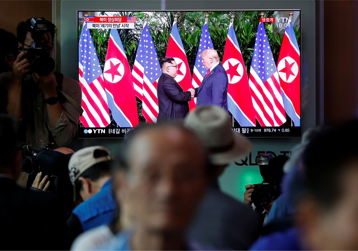 雖然南韓總統文在寅最後並未出席在新加坡舉行的川金會，但在首爾街頭，民眾透過電視牆，第一時間也關注此一攸關朝鮮半島和平前途的國際外交盛會。 圖：達志影像/路透社
