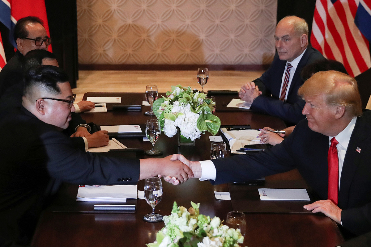 川普與金正恩結束一對一會談後，美國與北韓兩國官員及幕僚加入雙方會談行列，川、金兩人會前再度握手致意。 圖：達志影像/路透社
