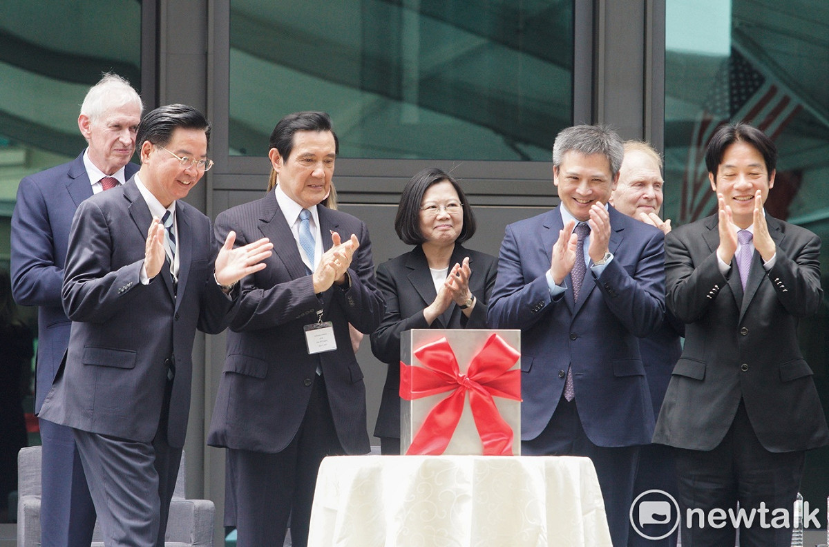 蔡英文總統、美國在台協會理事長莫健、行政院長賴清德、前總統馬英九將各自的物件放進時空膠囊後鼓掌。 圖：張良一/攝