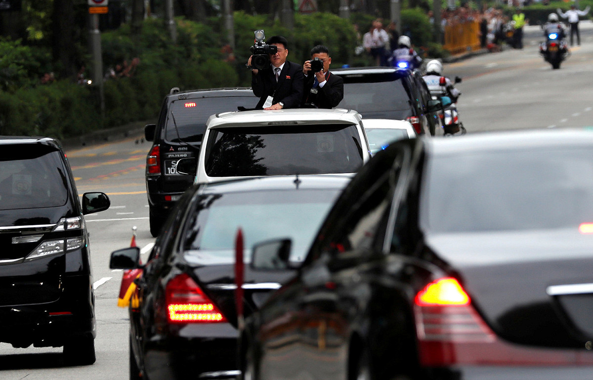北韓領導人金正恩的車隊，上午8時13分離開下榻的瑞吉飯店後，車隊直驅川金會會場嘉佩樂飯店。一路上，御用攝影師全程跟拍，記下這歷史性的一刻。 圖：達志影像/路透社
