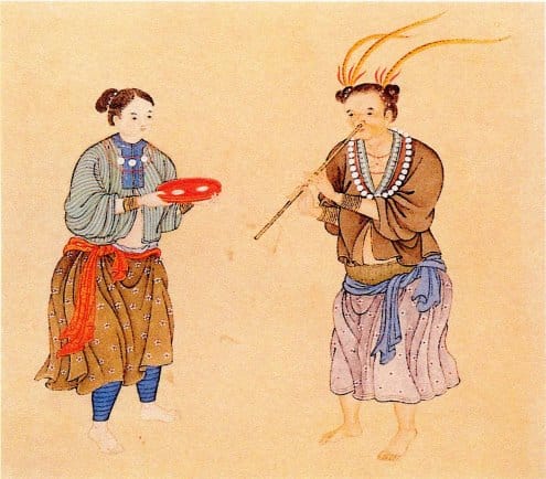 簫壠社原住民吹奏鼻笛圖。此為乾隆御覽之「職貢圖畫卷」中所見台灣原住民圖像十三種之一。包括台灣縣大傑巔、鳳山縣放糸索、諸羅縣簫壠、阿里山、彰化縣大肚、淡水廳德化等社原住民圖像。平埔族男子裁竹為簫，長二、三尺，以鼻吹之。 圖：陳耀昌/提供