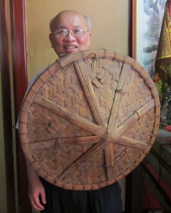 台南永康二王廟還珍藏有明鄭「藤牌軍」所用的藤盾牌，是博物館級的史物。 圖:陳耀昌/提供