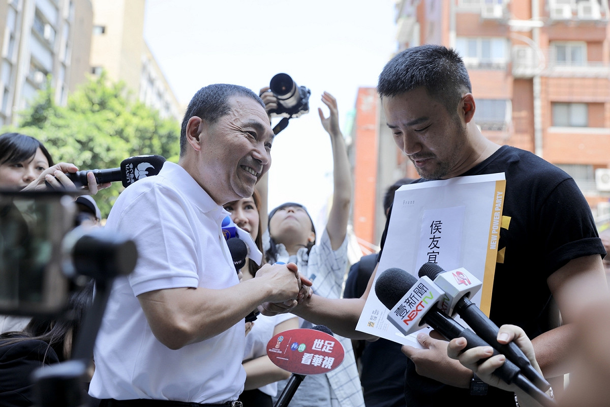 侯友宜笑收時代力量新北市議員參選人轉交黨主席黃國昌送來的辯論邀請函。 圖:侯友宜競選辦公室/提供