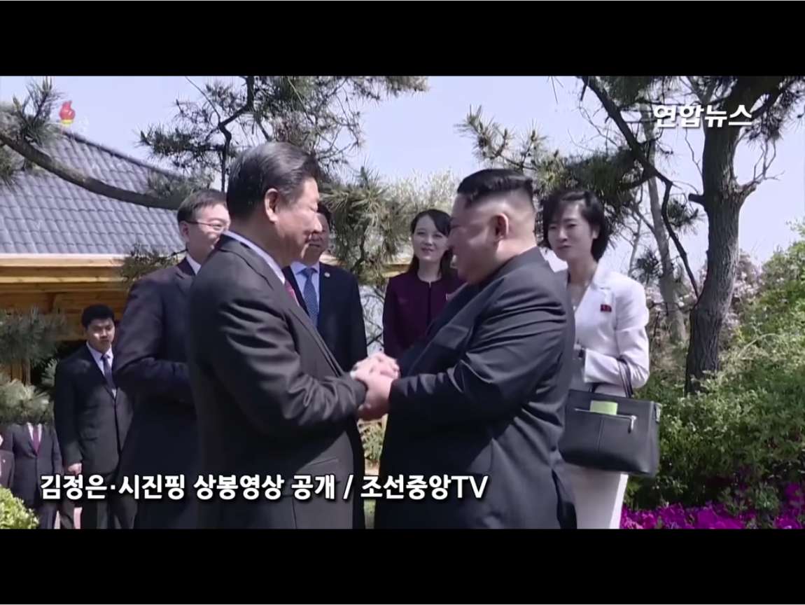 10日原本搭載金正恩抵達新加坡的國航班機，完成任務後隨即回到北京。但中國國家主席習近平對金正恩「好人做到底」，今天再派專機來星國接金正恩，有始有終。圖為金正恩（右前）訪中期間，與習近平（左前）相談甚歡。 圖：翻攝自Youtube（資料照片）